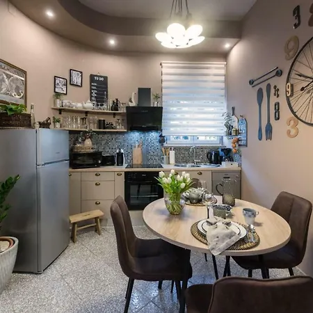 Deluxe No.8 アパート