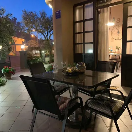 Deluxe No.8 アパート *